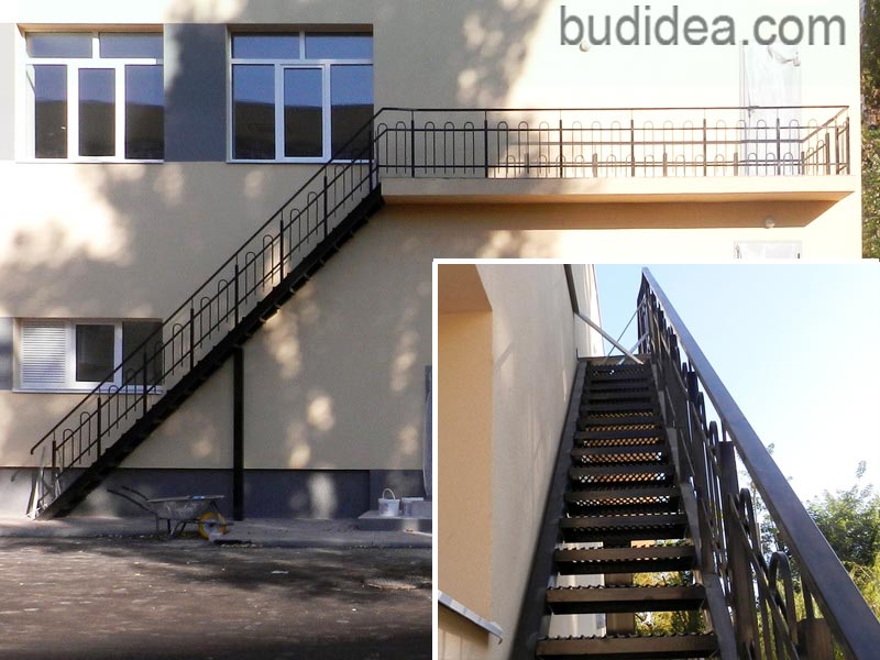 Ступени уличной лестницы из просечного листа фото